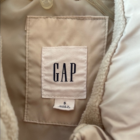 GAP Women's Beige Quilted Vest - Picture 2 of 5